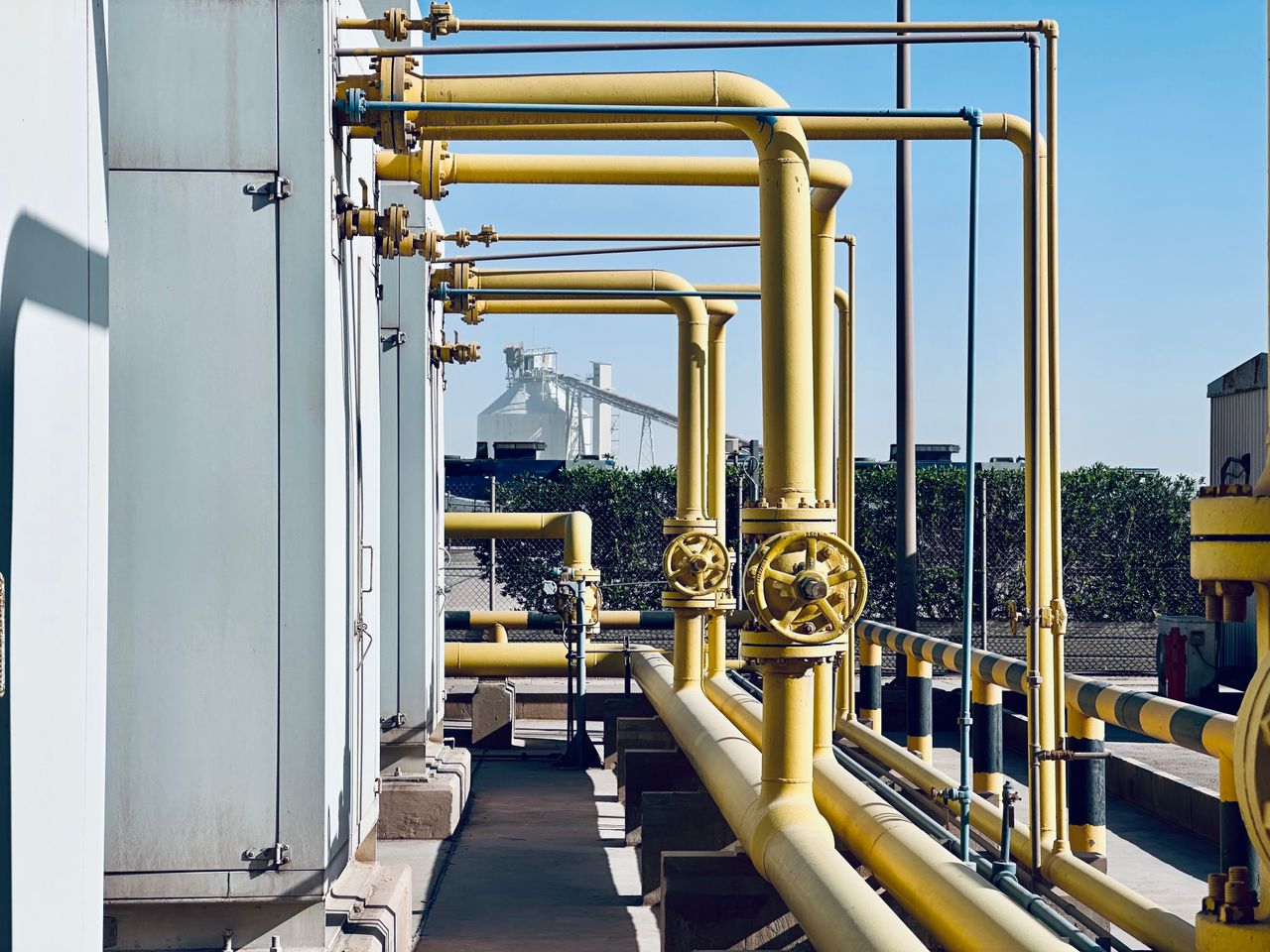 The Art of Drawing Readers In: Your attractive post title goes here A detailed view of industrial pipelines in a Saudi Arabian factory setting.